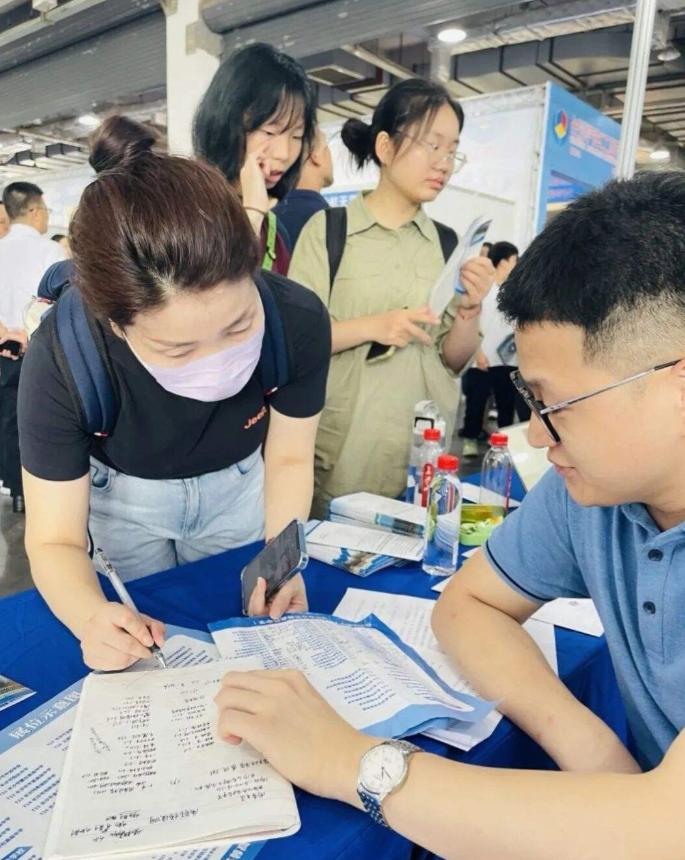 颠覆社会认知：“985”输给了“铁饭碗”。今年大批600分以上的考生黑压压地填报
