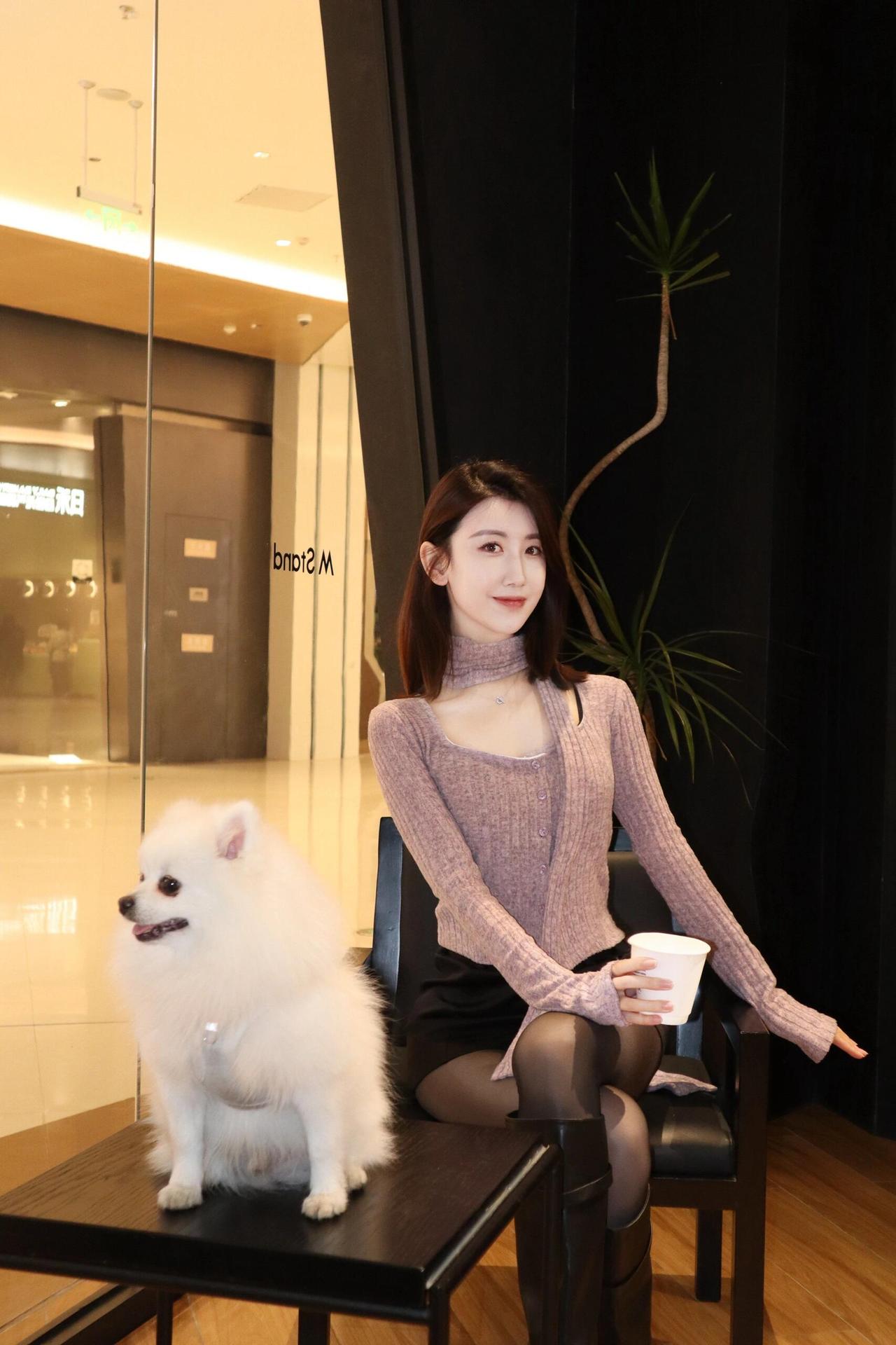 ✅上联：犬蜷桌畔茶烟暖
🍑求下联:………………

 🍃🍃🍃🍃🍃🍃?