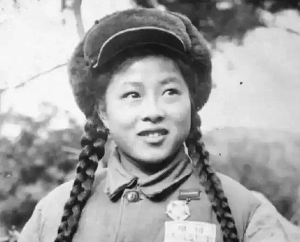 1951年，16岁女护士张道华，带着7名伤员突围时，眼睛被炸瞎，陷入昏迷，醒来后