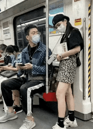 男生又想加微信，更想让女孩摘了口罩，看看真实相貌，怕投入了时间精力后，不是自己的