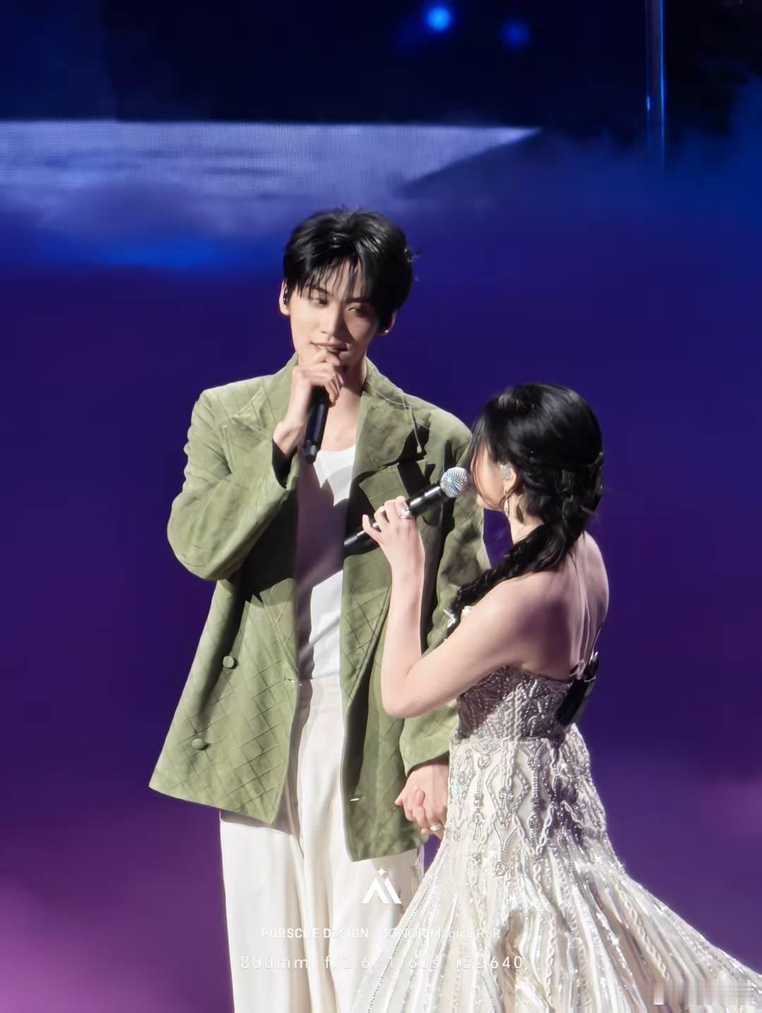 今天微博之夜 真的巨星云集，荣耀Magic8RSR保时捷拍出来的效果真的很惊喜，