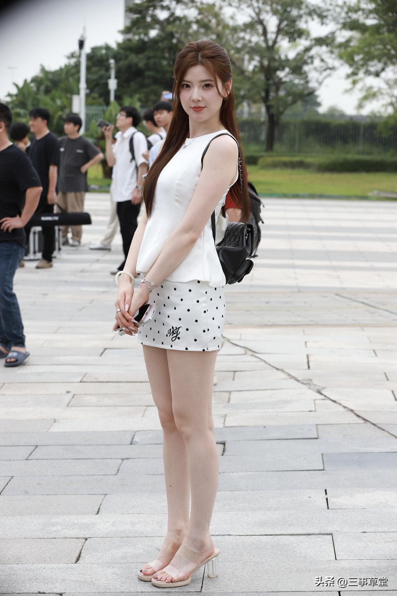 什么样的身材是完美身材车模《春晓》白色短裙+透明凉高！这春晓一来，春天的脚步更近