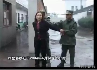 2006年9月27日，汝州下着连绵阴雨，全城的公判大会挤满了看热闹的人。被押上台