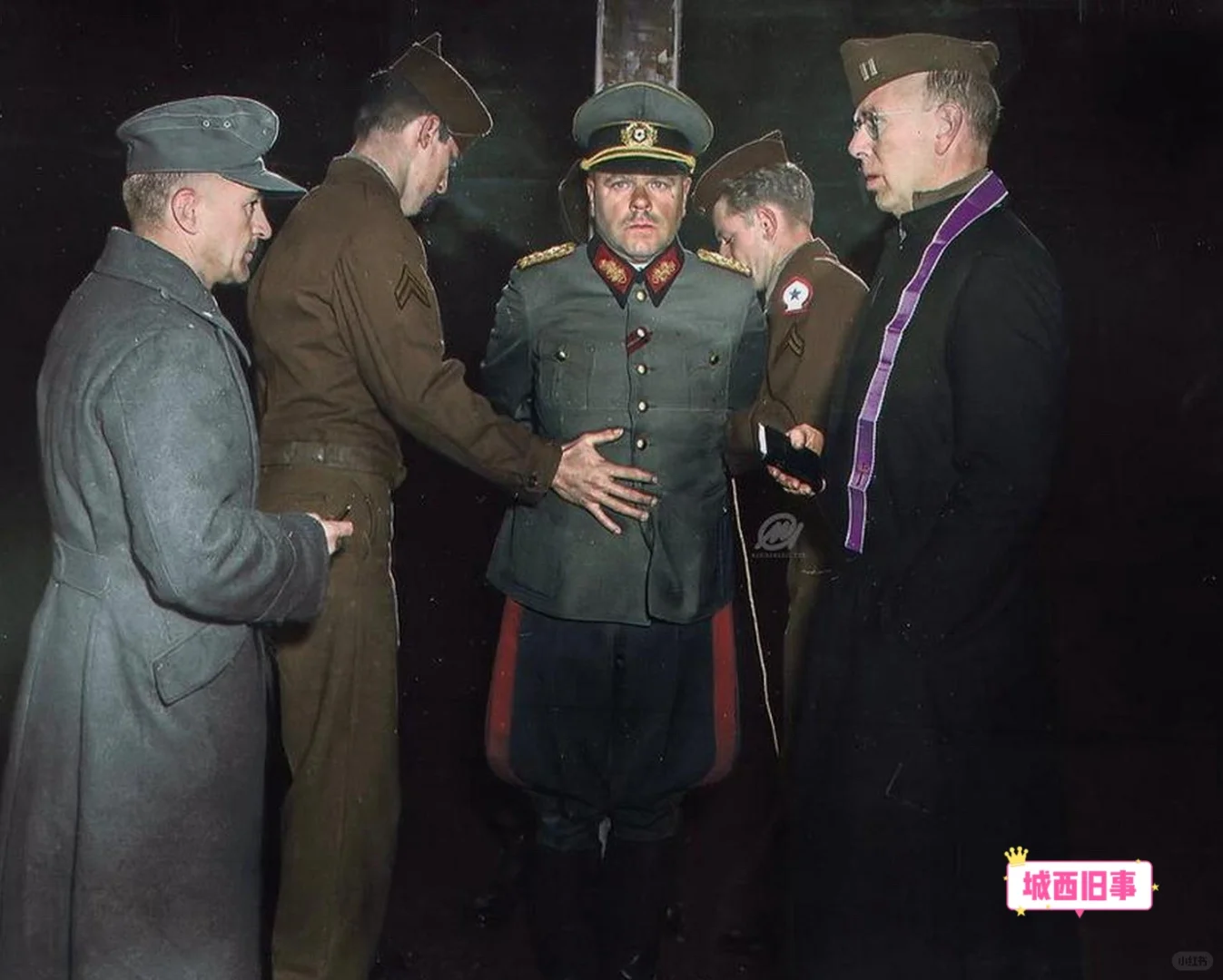 1945年12月，德军上将安东·多斯特勒被美军枪决后的场景，而他的死亡...