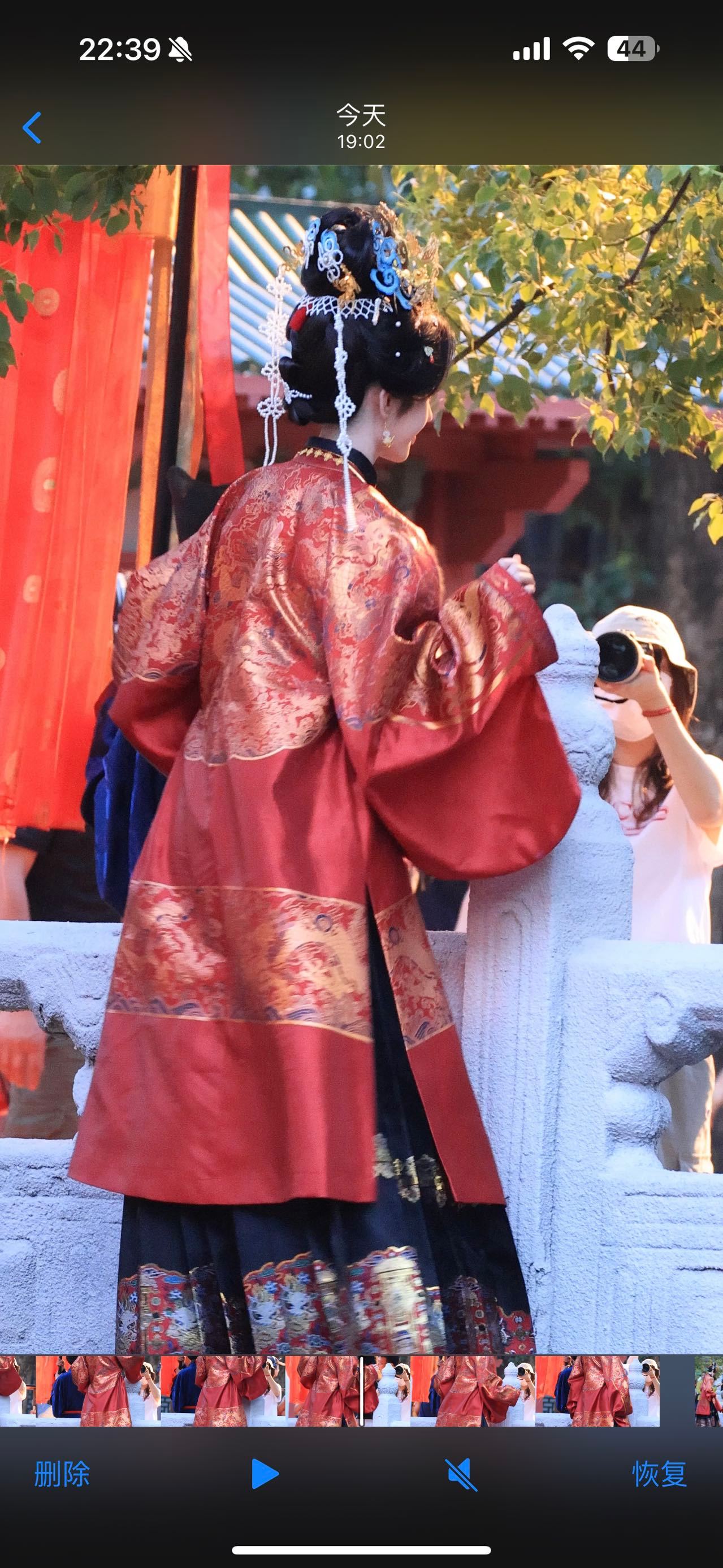 鞠婧祎苏绿夏鞠婧祎万花世界﻿ 光看背影就觉得是小萌🐷 