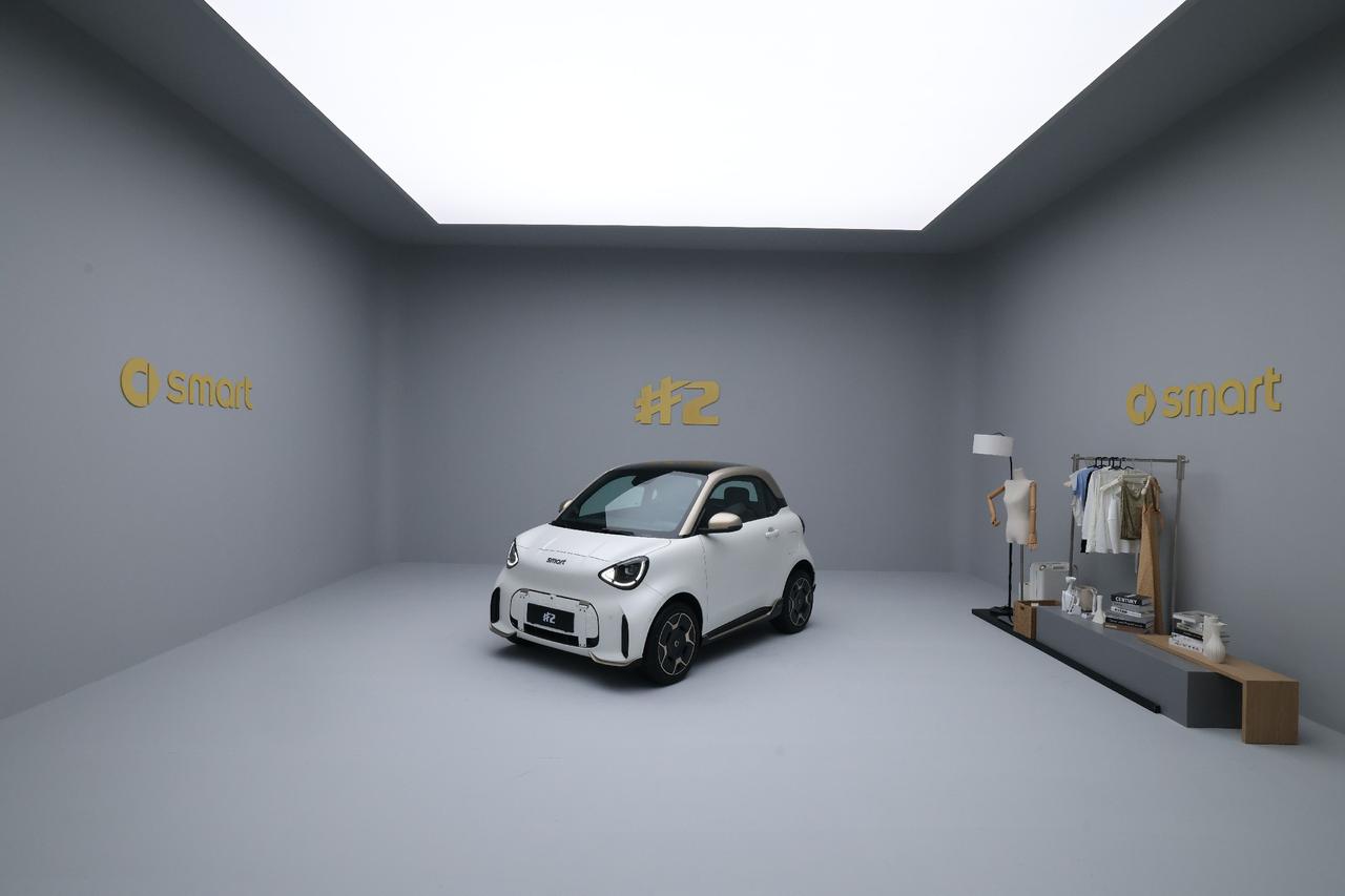 smart 在所有人卷"大"的时代，把"小"做成稀缺资源。巴黎车展主舞台，不是谁
