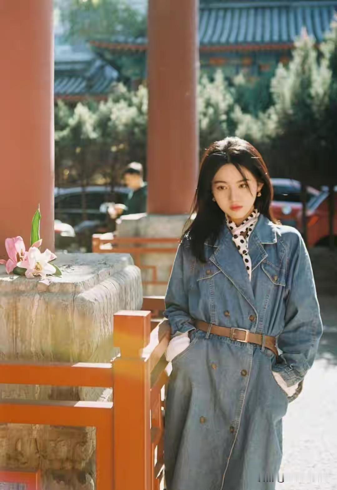 中戏校花 屈恬伊 人美气质佳 人靓话不多 颜值爆表没话说
姓名:屈恬伊
学校:中