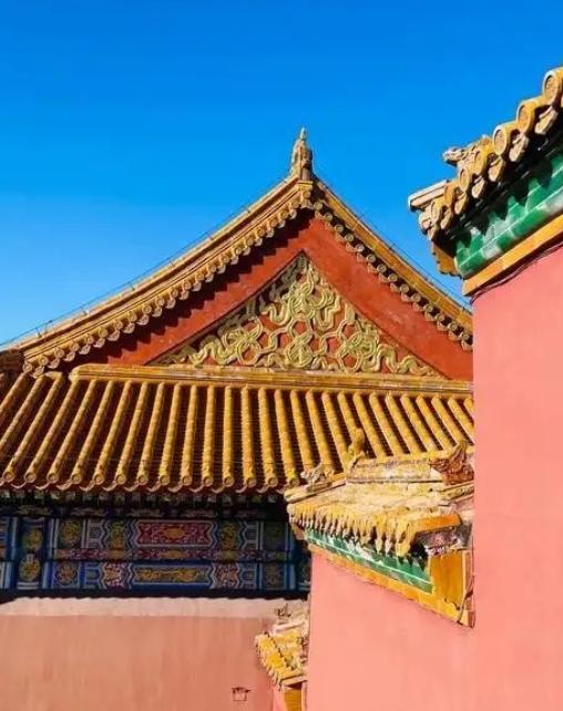 故宫缺钱到了什么地步，似乎永远入不敷出？故宫每年门票收入近8亿，文创收入大约15