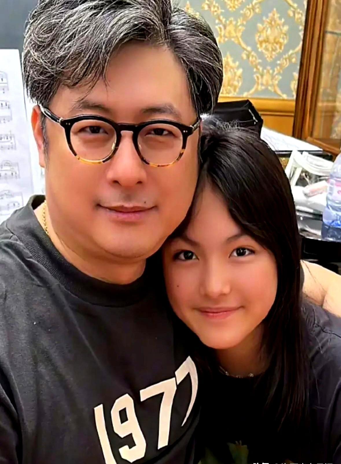 16岁王诗龄，卢浮宫挂她的画
 
去年10月，她的水彩《雪后校园》拿下维多利亚国