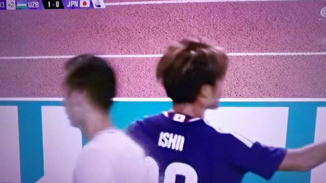 乌兹别克1-0日本——亚运男足半决赛正在进行中，乌兹别克率先打进一球，目前领先日本，结束上半场比赛。