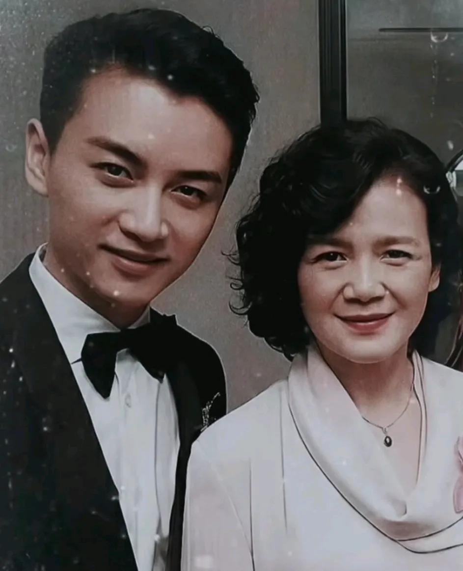 陈晓的颜值真的是得到了妈妈的真传了，简直就是一个模具里刻出来的一样，和他妈妈真的