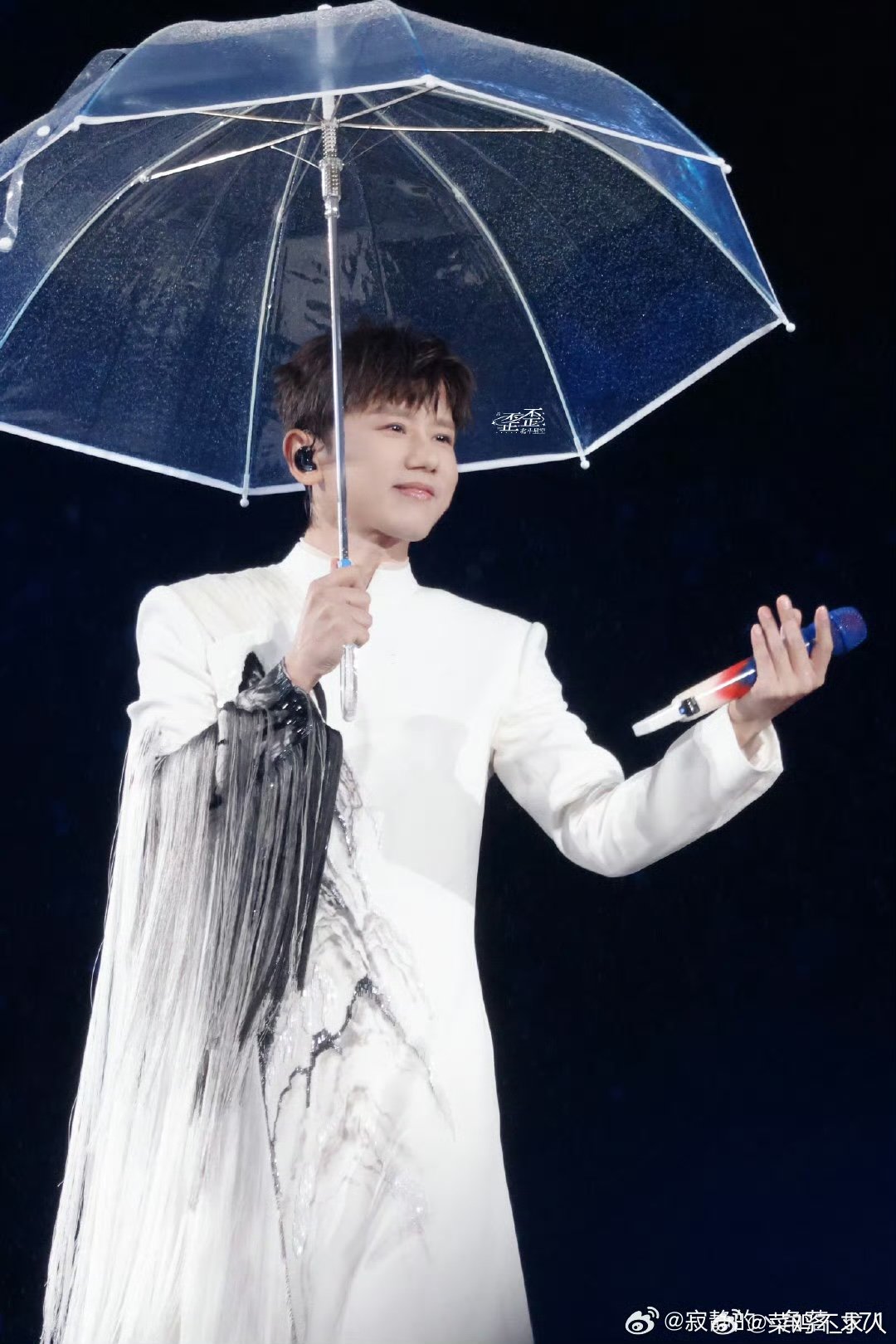 张杰演唱会轻舟开场张杰真的太会了！杭州演唱会选择《轻舟》开场，这首歌原本是去年巡