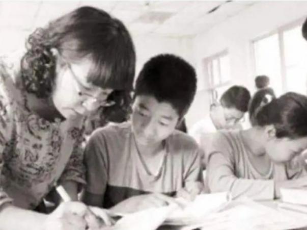 1981年，内蒙古一男生考上大学，女老师掏出半个月工资，花了20元给他买双棉鞋，