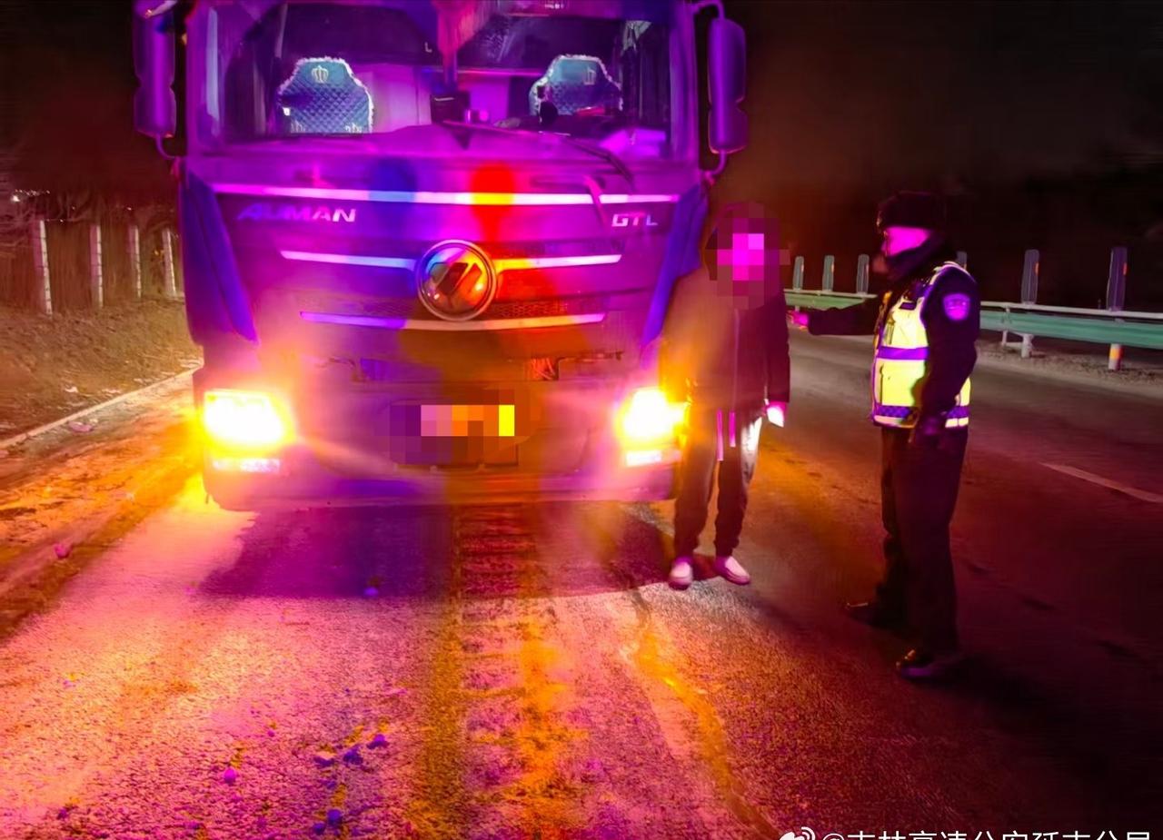 【“巨无霸”寒夜趴窝，高速公安紧急救援 】
     近日，吉林省公安厅交通管理