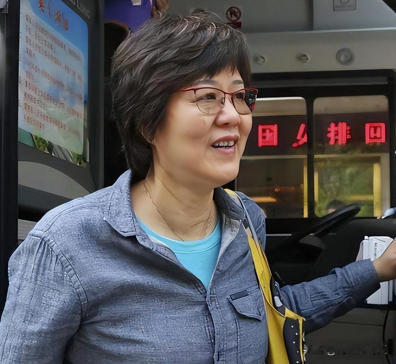 你看郎平回归女排的呼声又起，这背后是球迷对现状最深的焦虑。郎导现身北京，实则是受