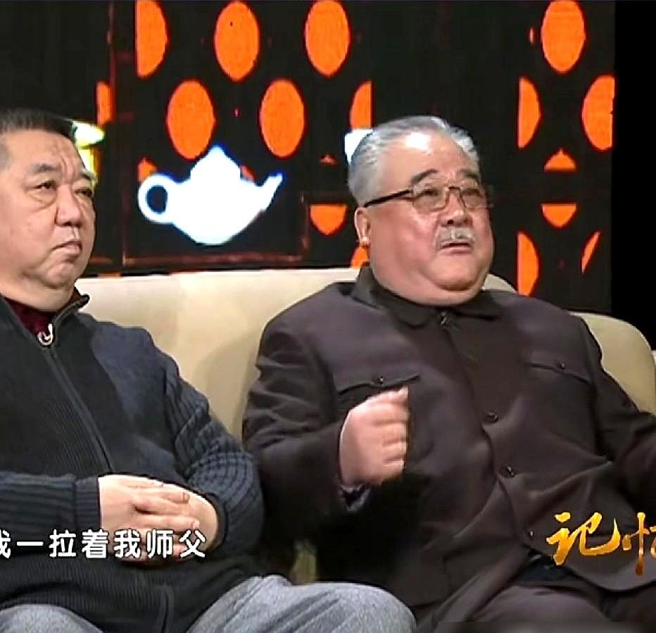 72岁的李嘉存收徒，师兄孟凡贵却没来，这事儿圈里一下就传开了。

北京的酒店里，