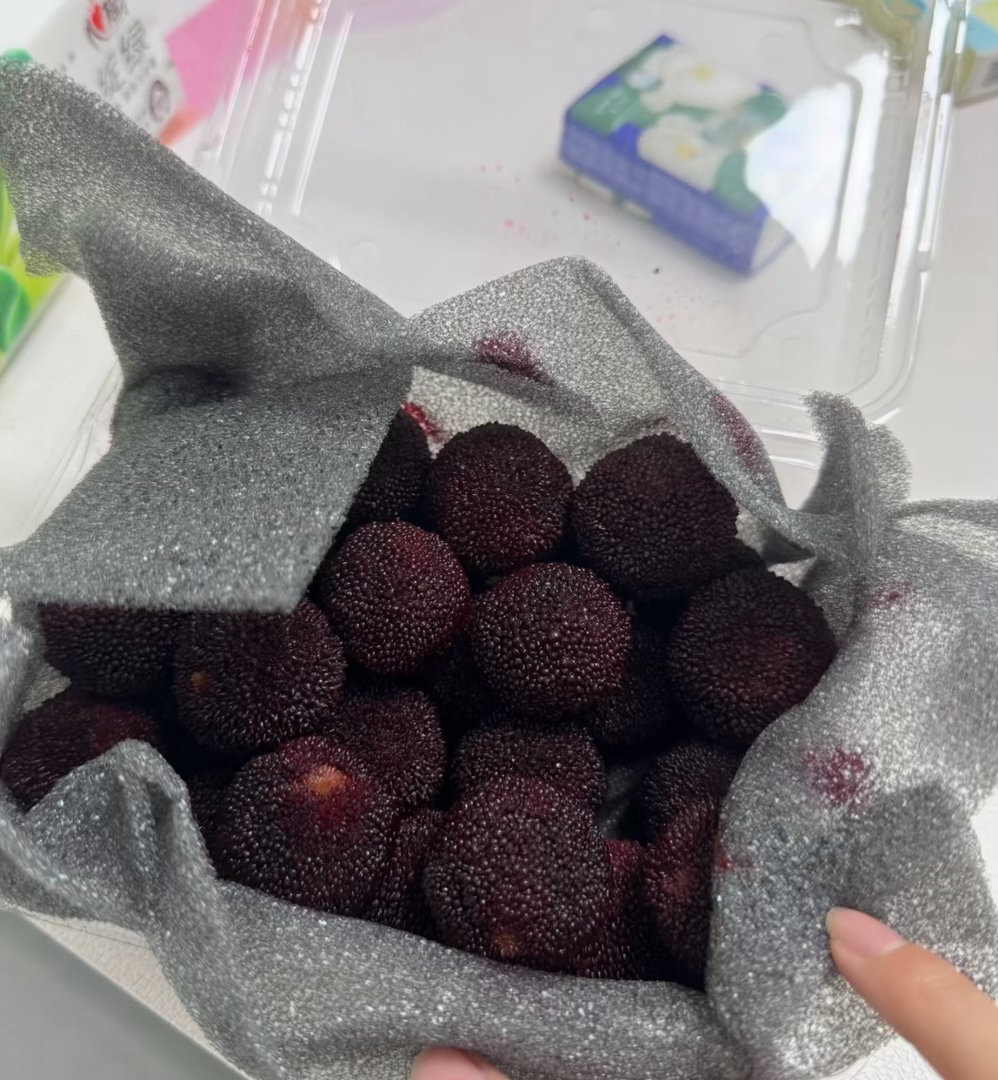 一颗老鼠屎坏了整锅汤，本分种地的农户平白遭受巨大损失。漳州泡药杨梅已损失超1.2