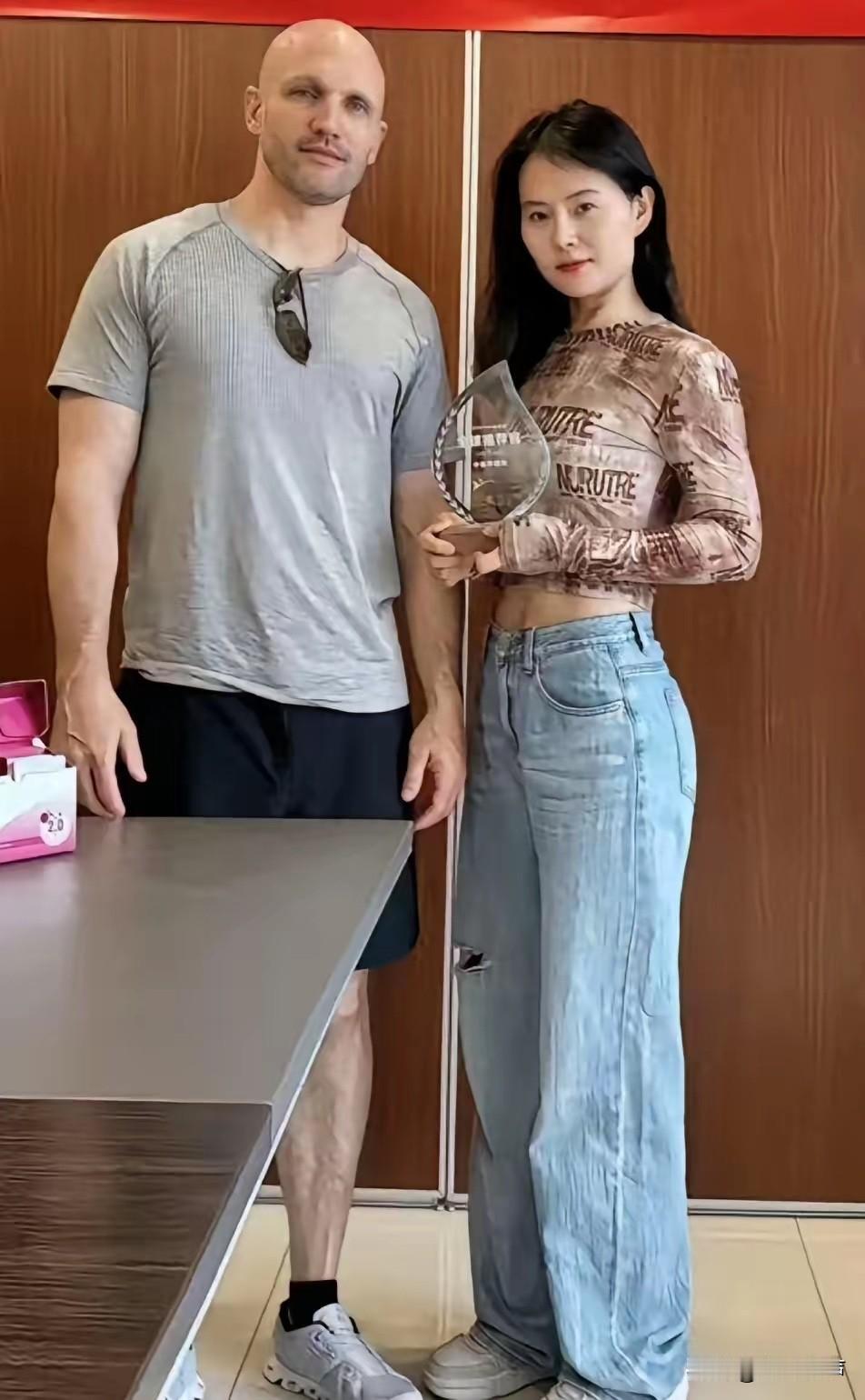 天道好轮回！崇洋媚外网红小易翻车，完美人设碎了一地！远嫁美国这些年，她把“崇洋媚