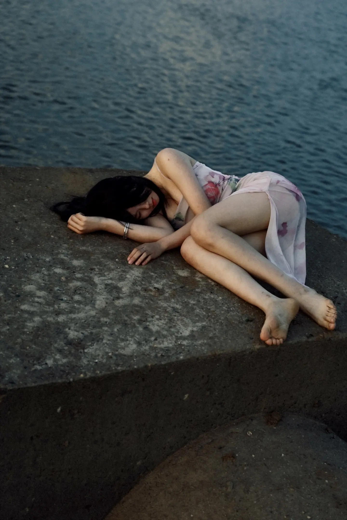 弱水三千｜沉寂。《少女情绪写真》
未度先搁浅，沉寂枯寂地长眠
纤弱荧光，折入深渊
摄影师：丁子墨
模特
