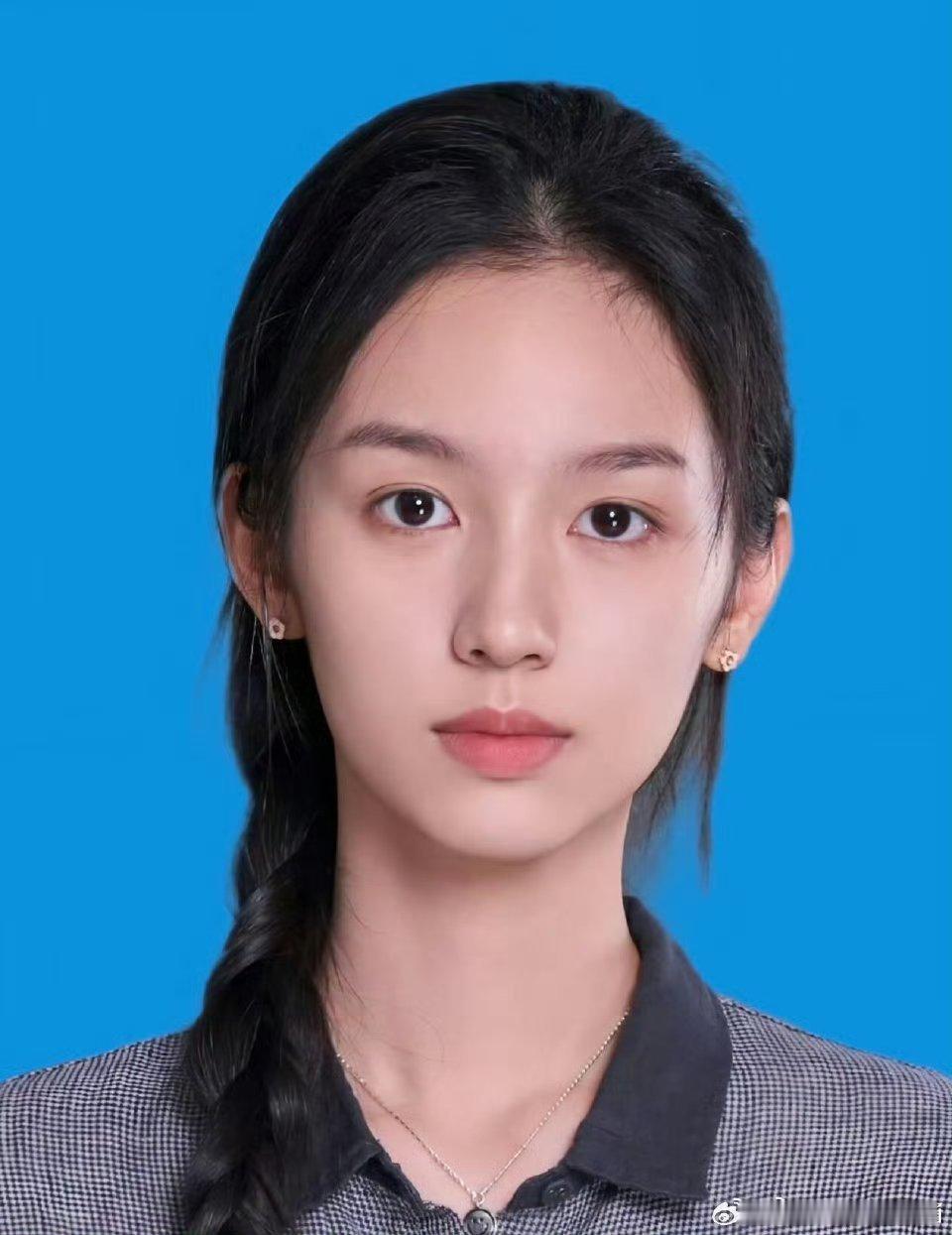妈呀！周也这张脸真的好出众啊 ​​​标准的鹅蛋脸 ​​​