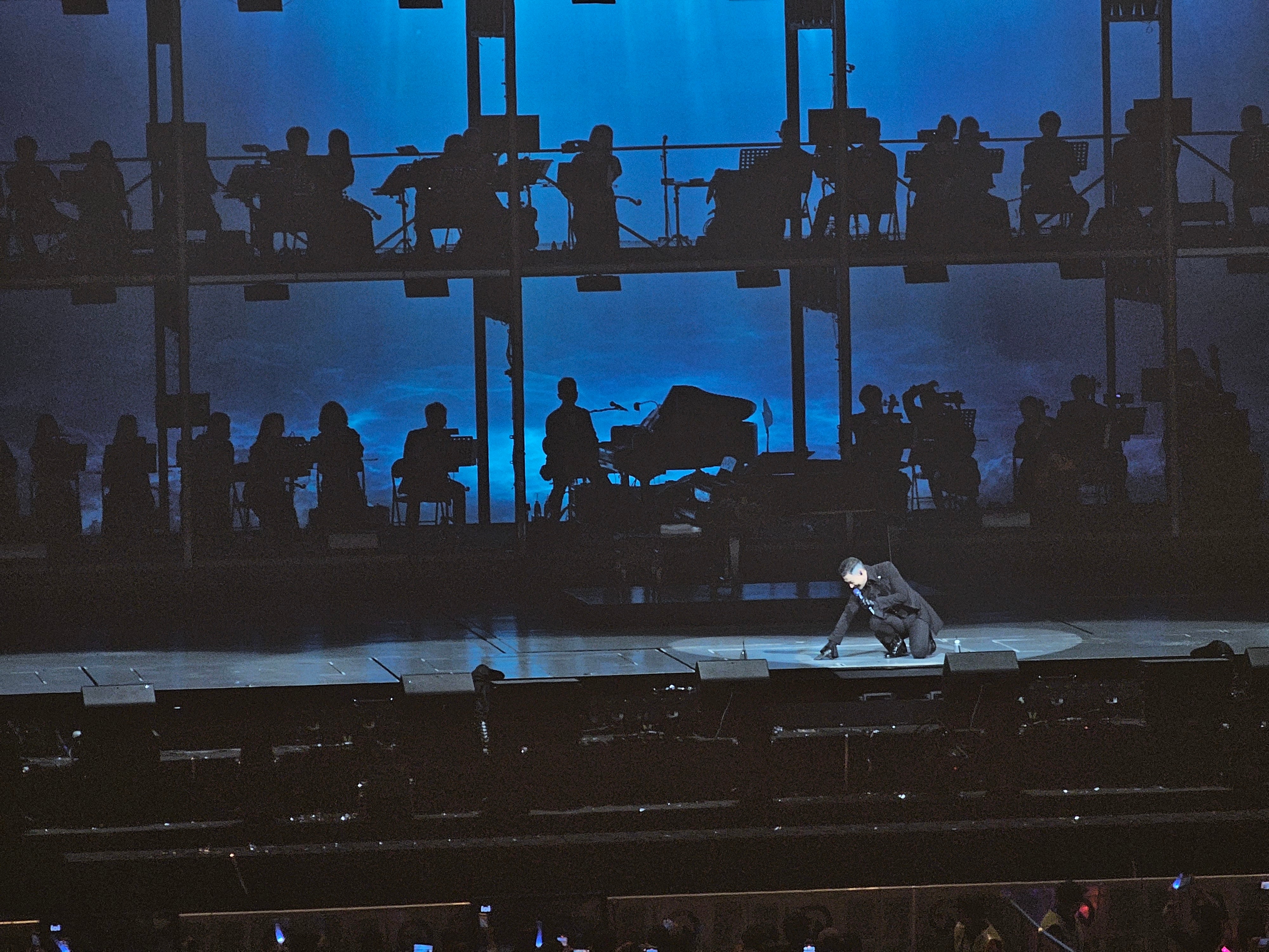 张学友一字马！！#张学友广州演唱会# ​​​