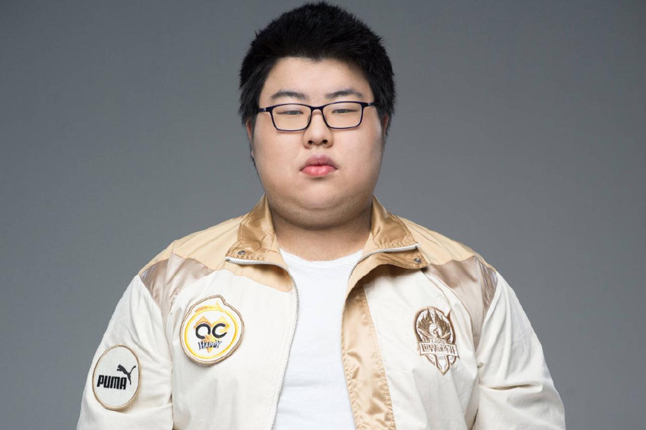 小胖人怎么样？我认为是一个有瑕疵的实力打野人。
一是假赛，小胖是参与者之一。
二