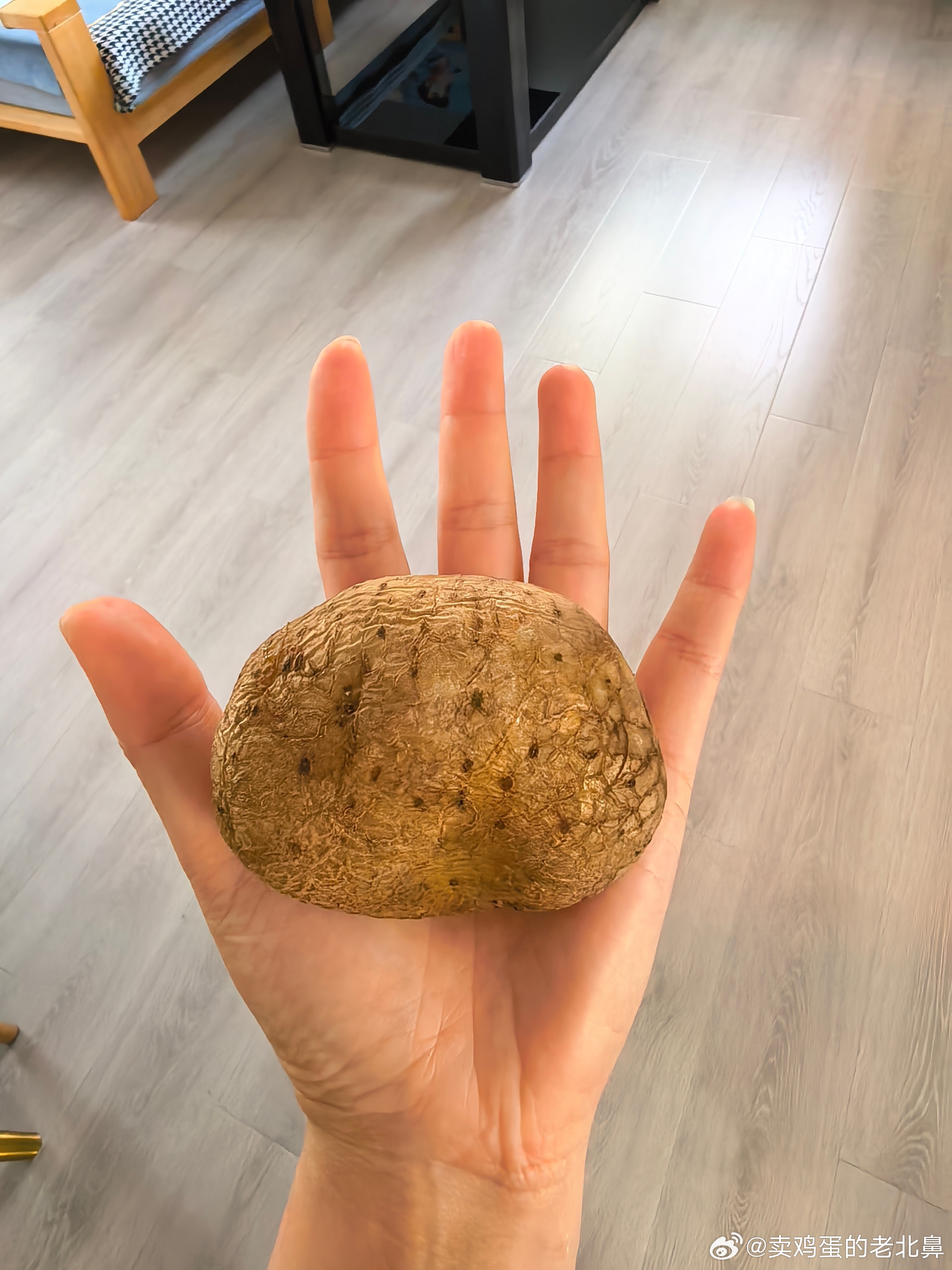 干饭时间到。喝了一杯咖啡。现在还是没忍住。得干一个蒸土豆。所以说。胖是有原因的[
