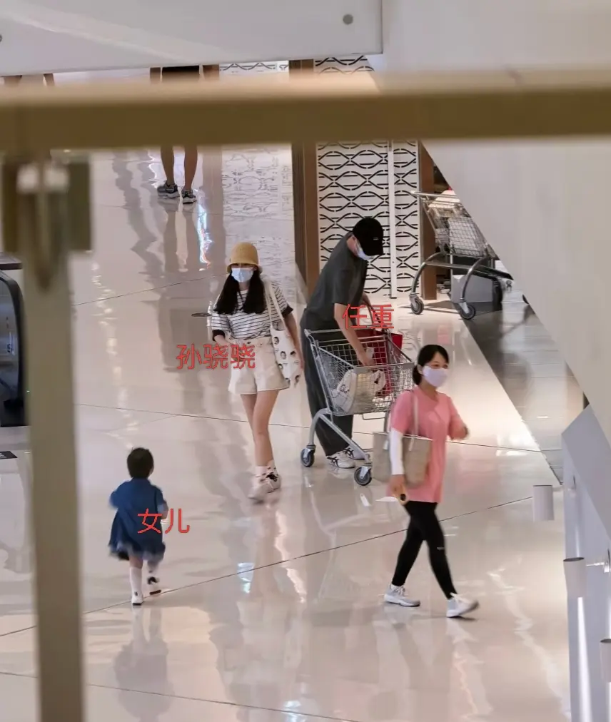 任重孙骁骁商场购物，女儿已经会走路了。任重孙骁骁女儿留着短发，小公主穿...