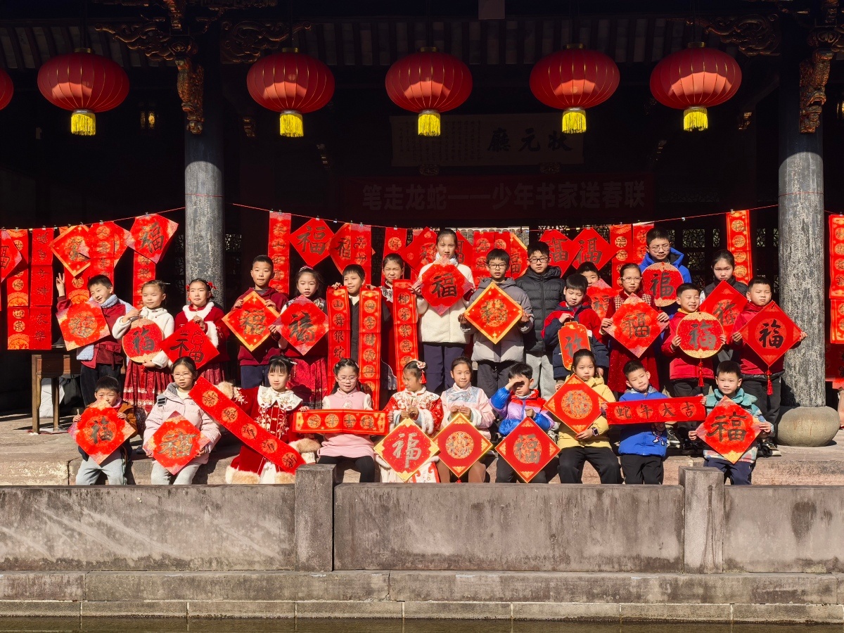 宁波少年书家笔走龙蛇小小春联成硬通货  1 月 18 日下午，天一阁状元厅举办“