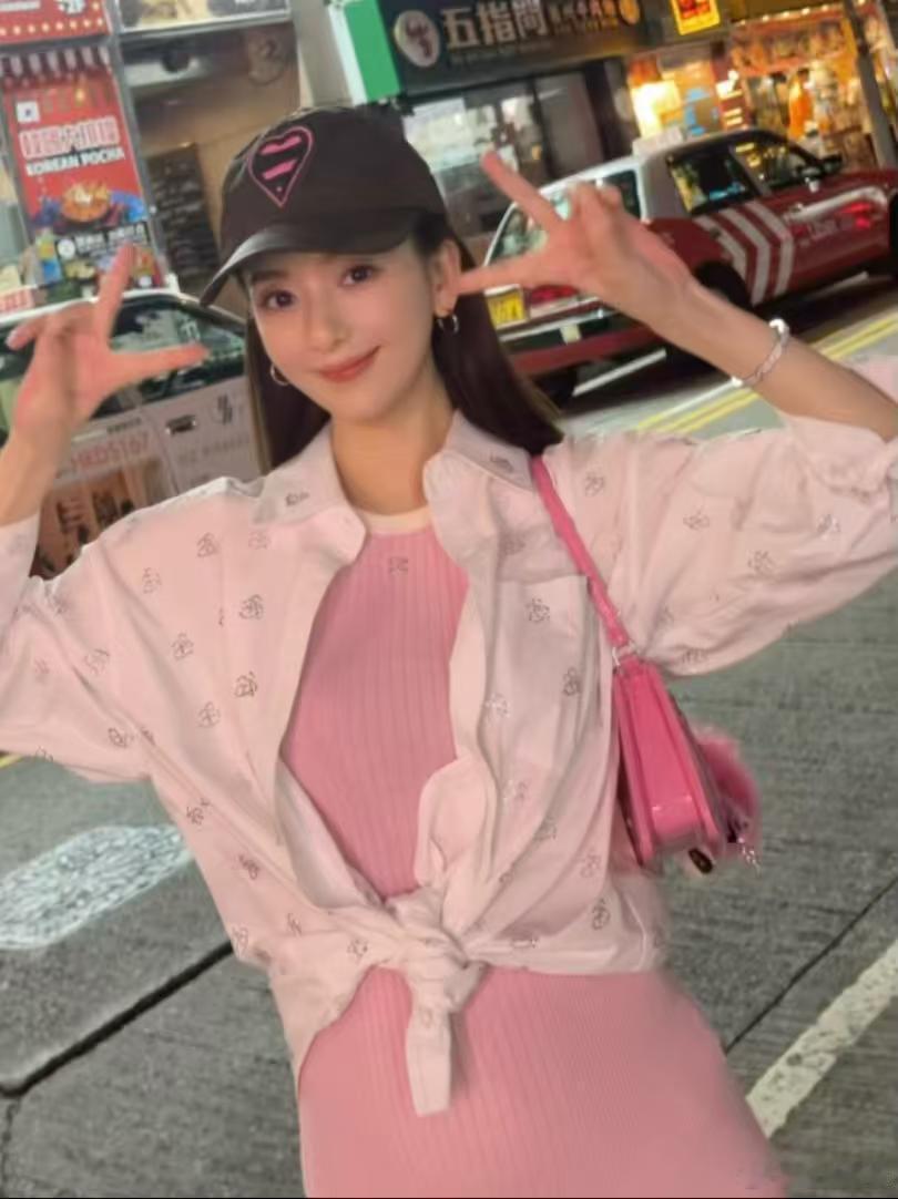 方媛挺三胎孕肚街拍方媛街拍孕肚超抢镜，可纤细的四肢和清晰的腰身完全没变化～ 再加