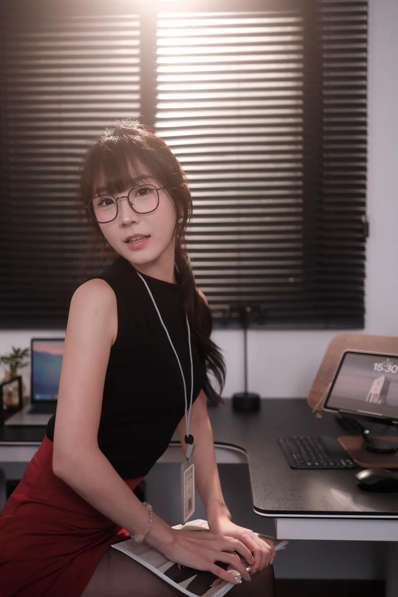 今天是眼镜妹 看起来有点聪明了吧今日份高智感look
