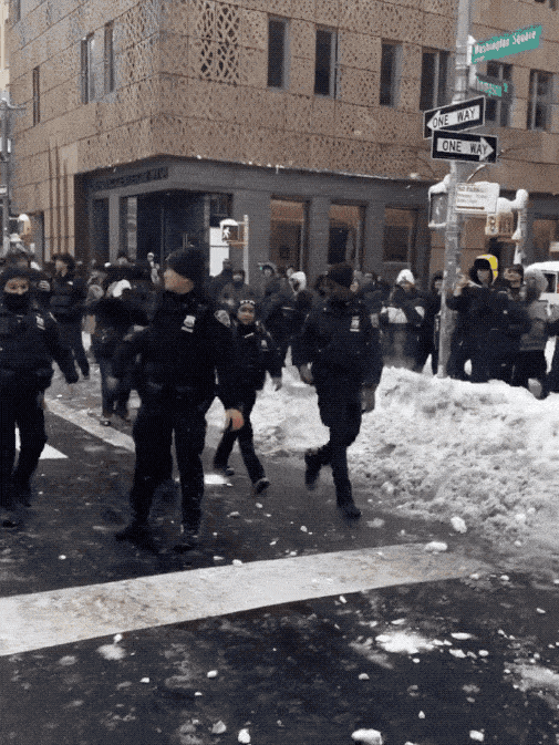 美国纽约警察已成过街老鼠：全市民众都拿雪球砸他们！现在纽约市民整天都在用雪球袭击