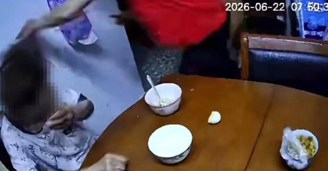 知人知面不知心！江苏南京，黄女士发现85岁的外婆最近行为有些怪异，总是眼神恍惚、