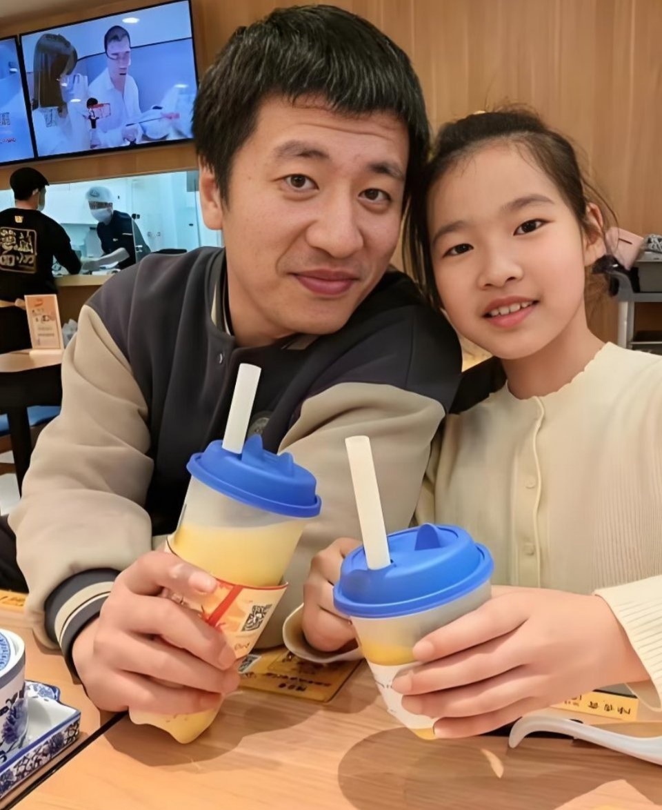 张雪峰去世当天最后一个视频 边吃边播，吃的是外卖，相当油腻。感觉他的精神压力和身