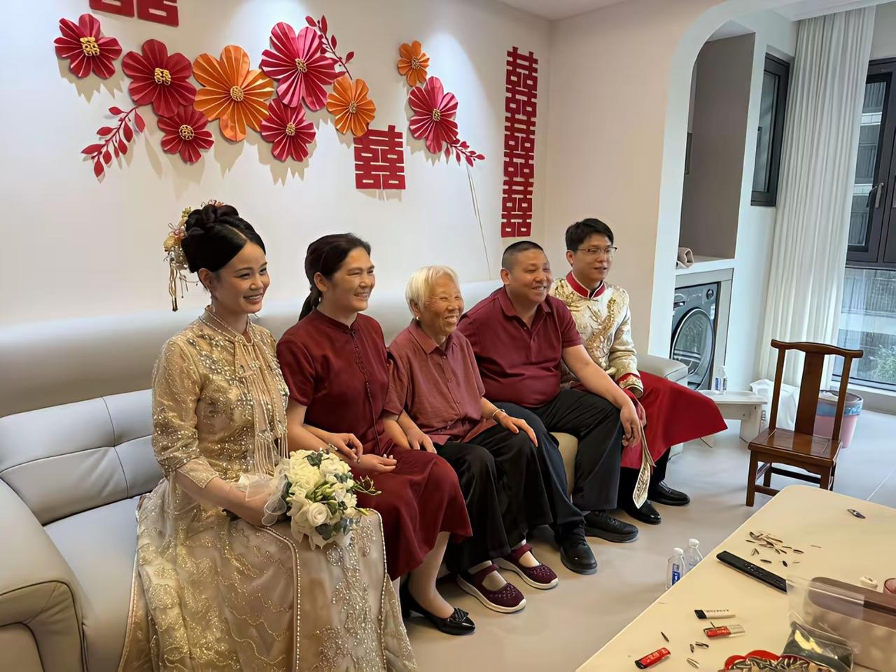 婚礼喜气佳，
新娘娶进家。
子女大事成，
一众笑若花。