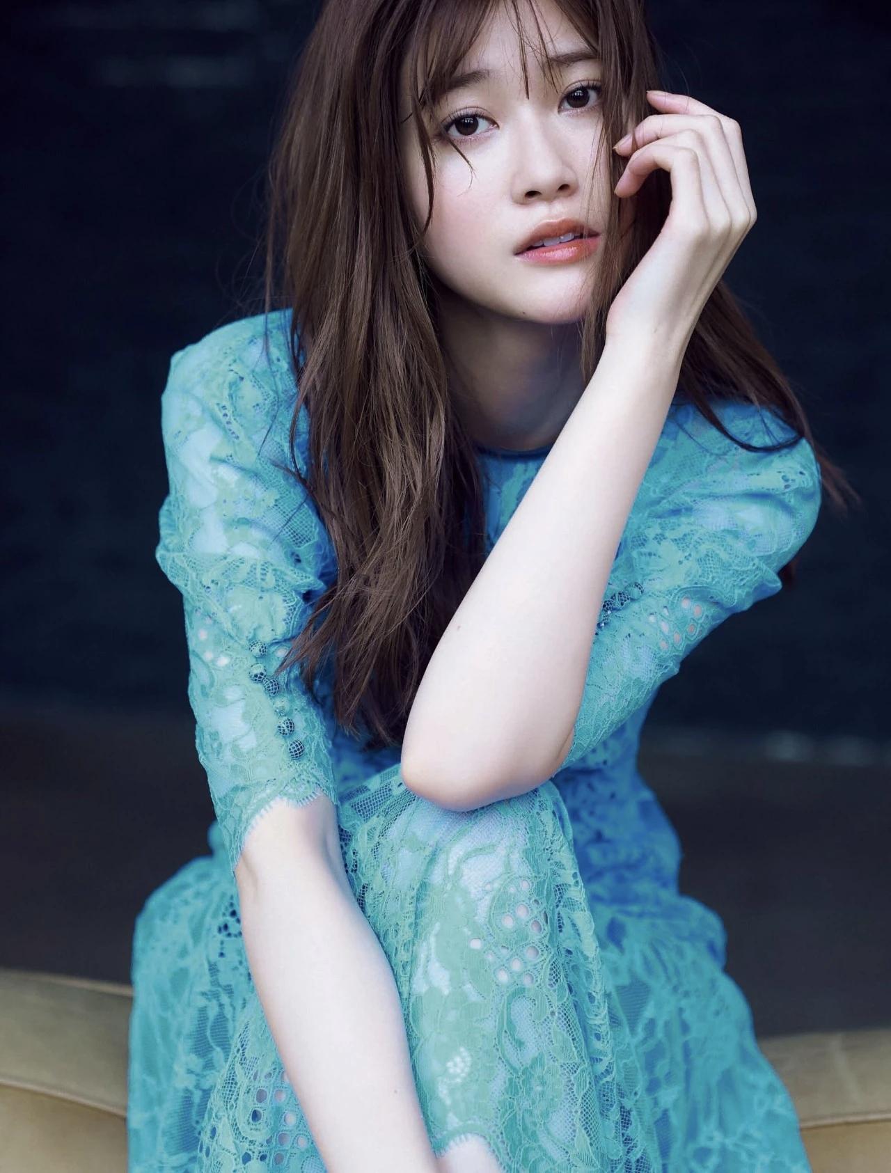 美丽动人的女孩穿着蓝色蕾丝裙，靠在椅子上。黑色裙子穿搭一样漂亮大方美女究竟能有多