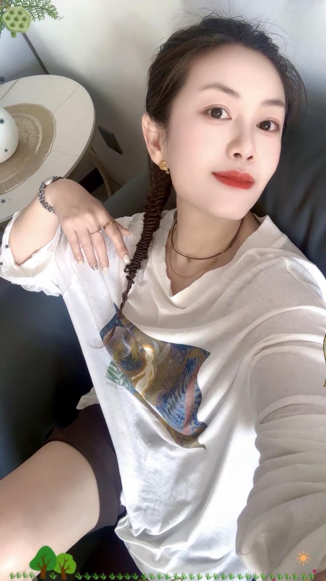 姐姐来自小镇小村 实在不敢当你的大城爱人😁 姐姐来自小镇小村 实在不敢当你的大