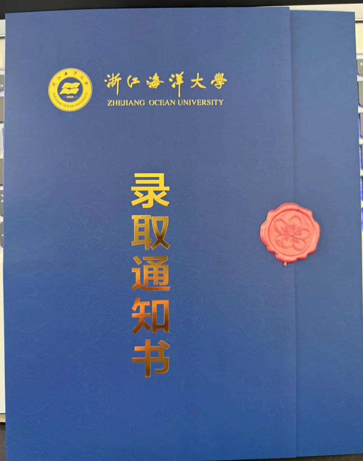 全家手指被一张录取通知书压弯了

不是纸轻，是弟弟三年没日没夜的重量

天刚亮他