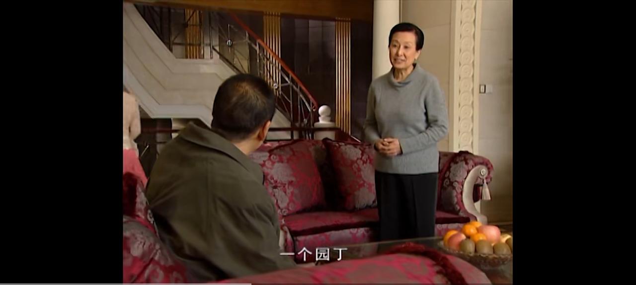 穷大哥来拜访香港的小弟。小弟告诉自己在香港是开电车。结果大哥一走进他们家，直接傻