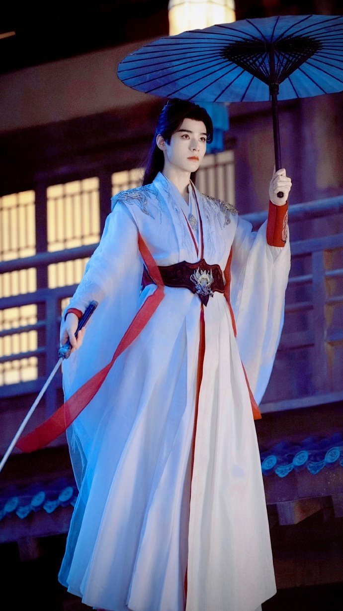 谁还没看《暗河传》！龚俊演的苏暮雨，简直是武侠天菜。几个眼神就把人物立住了，江湖