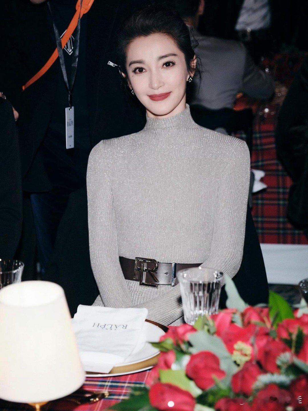 李冰冰50多岁一点老态都没有，依然光彩动人，肌肤似雪。 