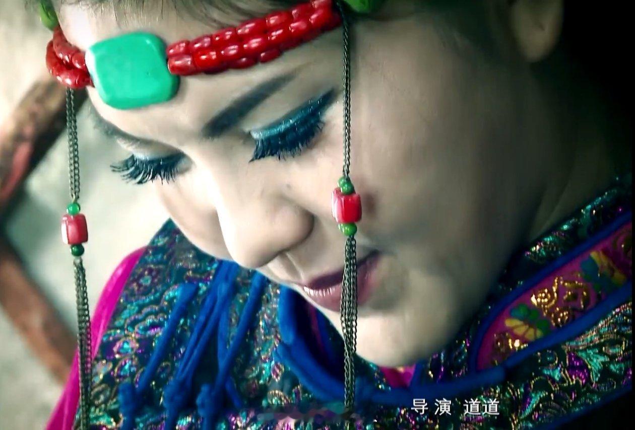 虽然化了影楼眼妆但还是孩子样儿 王诗龄来了 