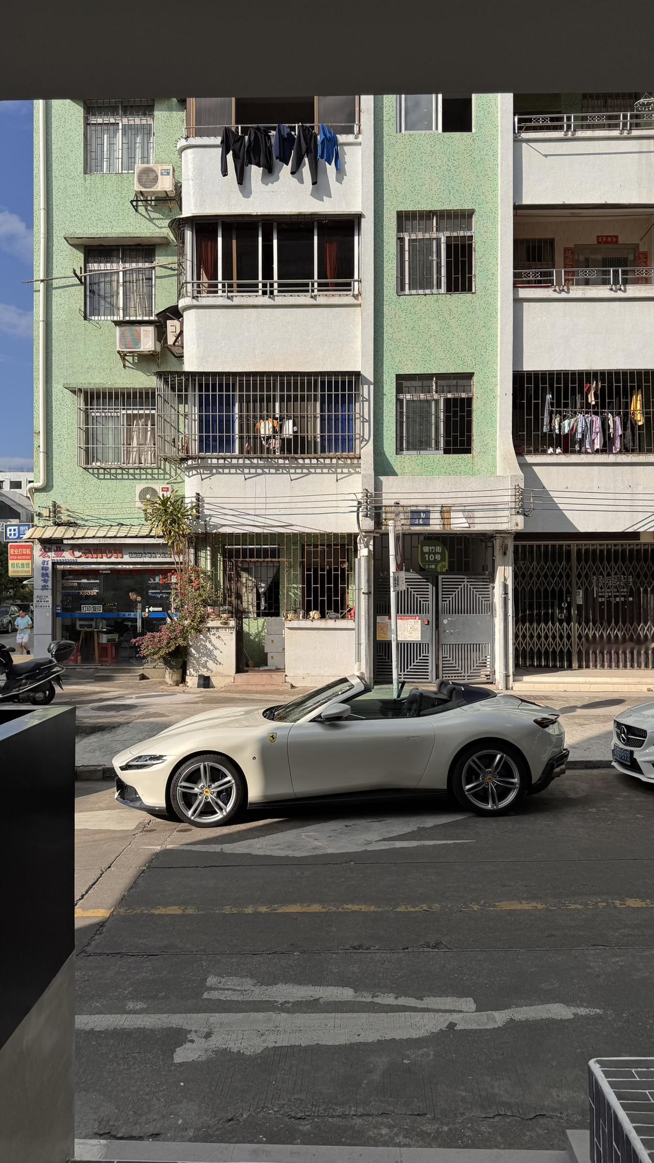 秋风起但不太冷，正是适合敞篷的季节
以前我不太懂法拉利Roma的好处
现在我能懂