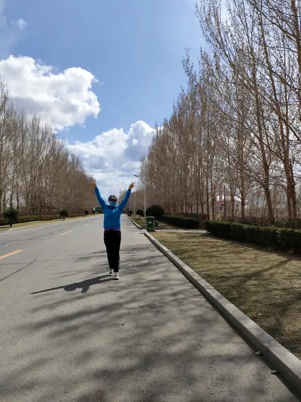 曾经无数个深夜，黑暗与委屈将我吞噬，可我在艰难中不断成长。未来幸福的自己啊，别再