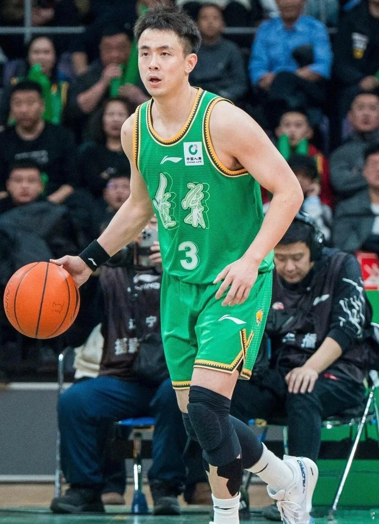 上海男篮vs辽宁男篮上海男篮现在稳坐第一，还带着21连胜的势头，4月20日晚7点