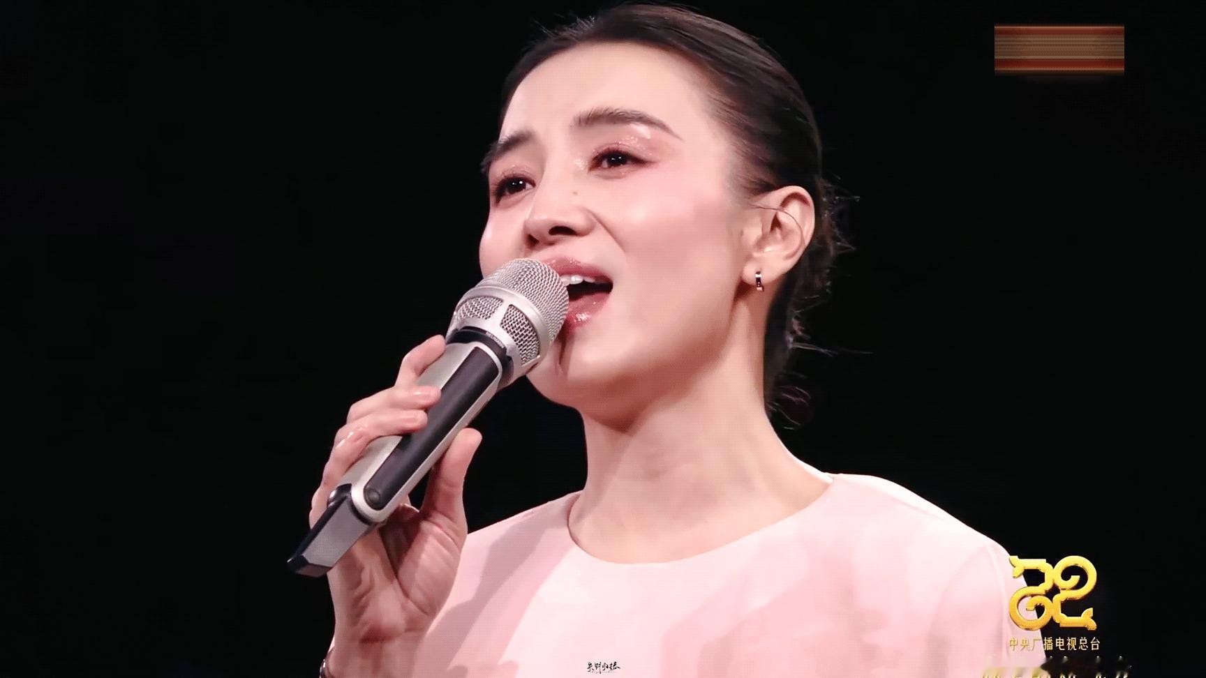 🍉业内：金鸡奖影帝易烊千玺 影后宋佳【易烊千玺】他将角色沉沦与救赎演绎得极具层