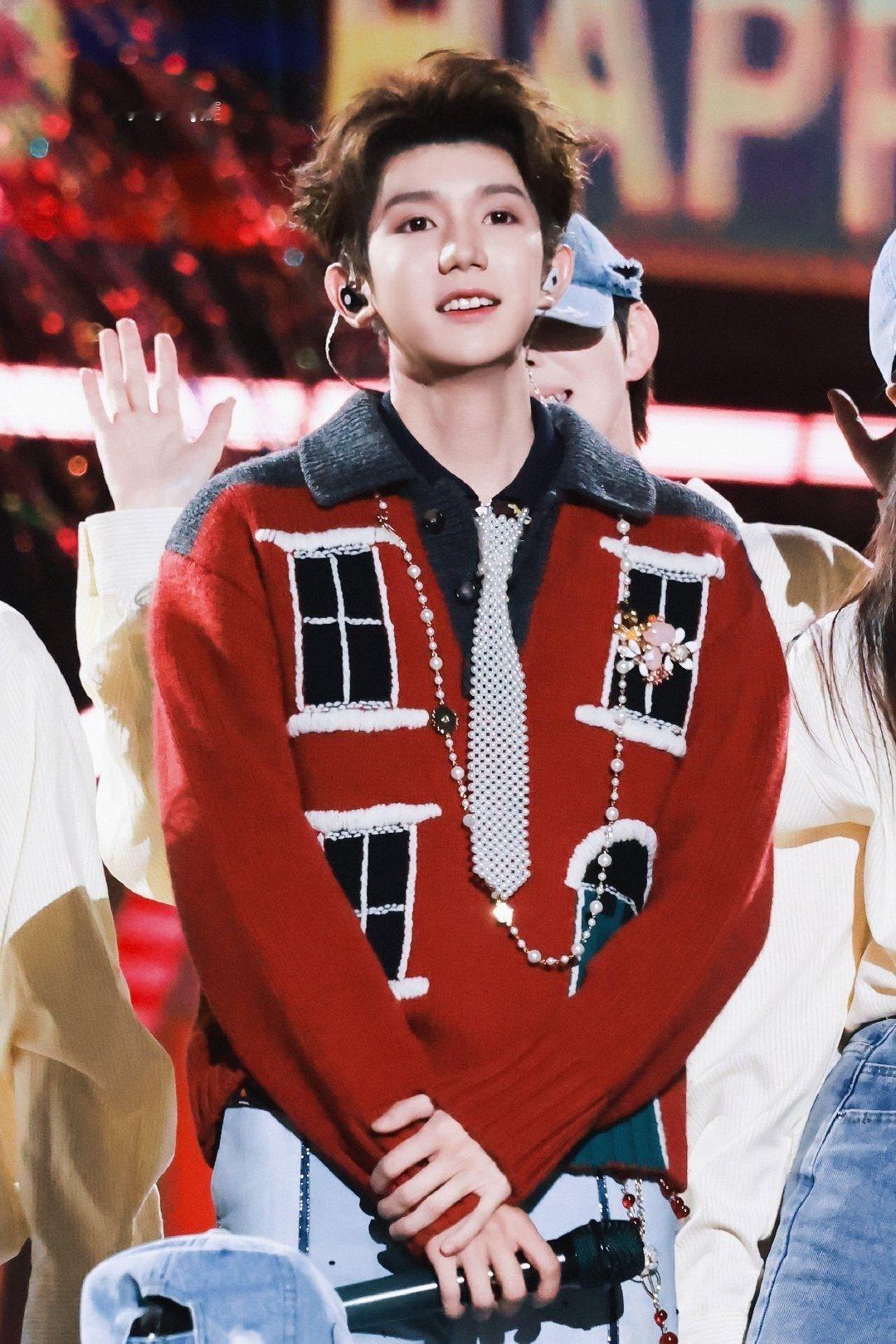 王源跨年舞台活力满满  不愧是内娱甜豆祖师爷，跨年舞台一身大红色好甜好有活力，青