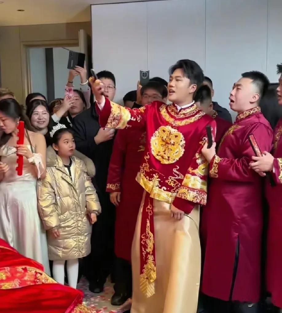 谢清帅，大喜啊！
谢清帅和王正正从大学到现在修成正果了，这份爱情不容易啊，当年谢
