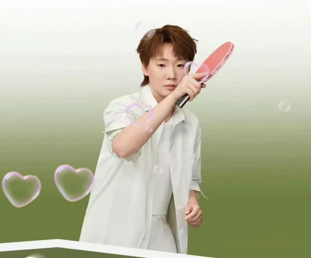 王曼昱好娇小的一个，女汉子的另一面！
白色素衣服，很好看，超级喜欢的青春感觉，王