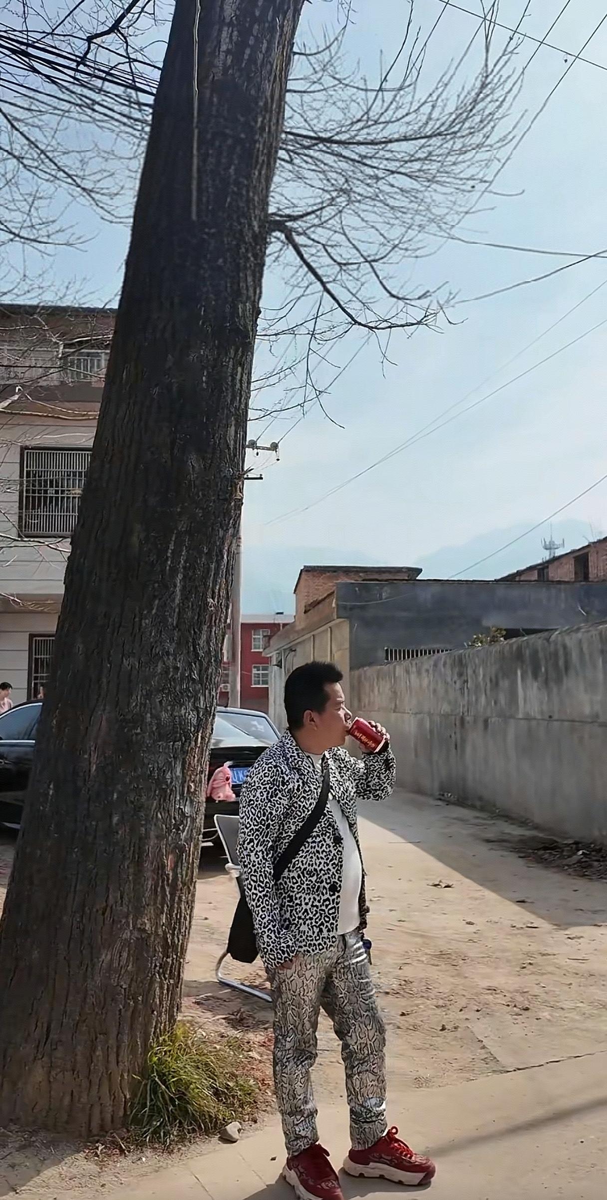 不得不说，柳艺东真是不折不扣的陕网同城“流量王”，今天一大早七点多刷到他的直播间